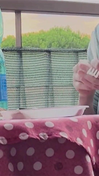 Il pompino di una coppia italiana sotto il tavolo dopo aver mangiato un creampie profondo pov