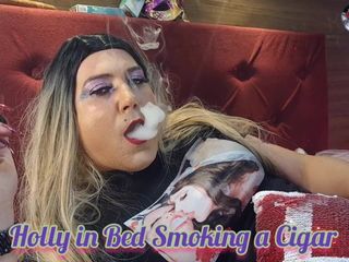 Smoking fetish lovers: Holly în pat, fumând un trabuc