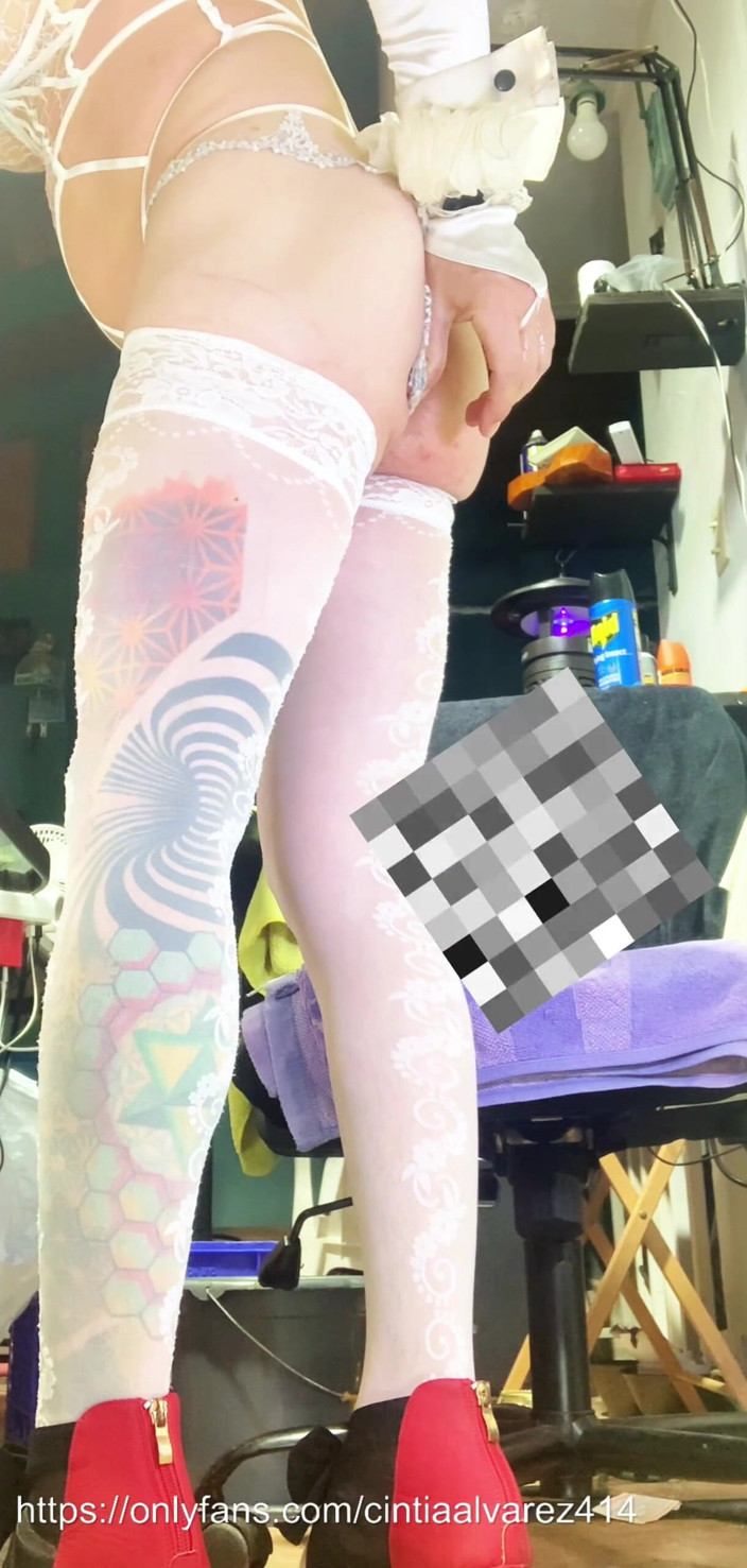 Benito414: Transeksüel beyaz çorap anal dildo sokuyor