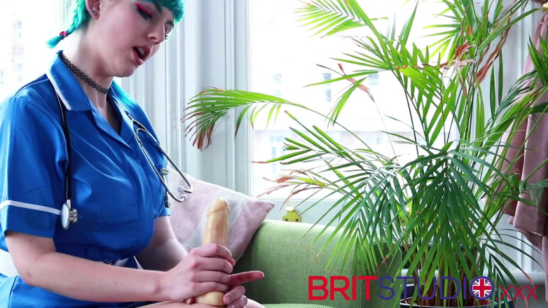 Brit Studio: Estudante enfermeira diz como masturbar para ela