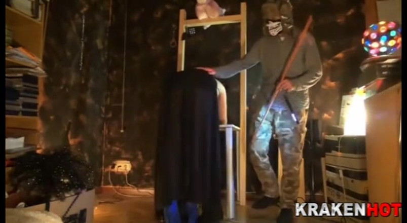 Krakenhot: Matură sexy costumată într-o scenă sado-maso cu un străin