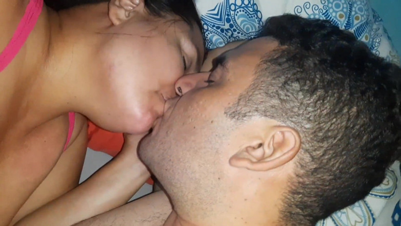 LatinMilf: विश्वासघाती परिपक्व महिला अपने पति को वीडियो भेजने के लिए अपने बड़े लंड वाले सौतेले बेटे के साथ सेक्स करते हुए खुद को रिकॉर्ड करती है