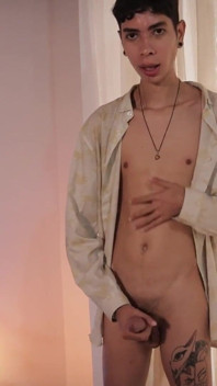 Hubený Twink Magic C honí svého velkého ptáka a vystříká tlustou nálož spermatu po celém tetování