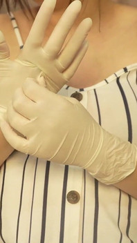 Gravid styvsyster onanerar med en vibrator och gör kameltå fitta i trosor sedan undersöker sig själv i vit medicinsk latex