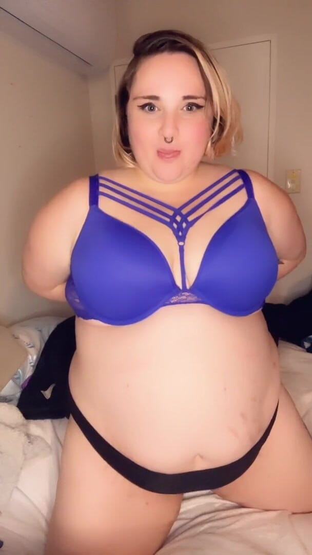Busty Sky: 年轻的胖美女脱衣舞