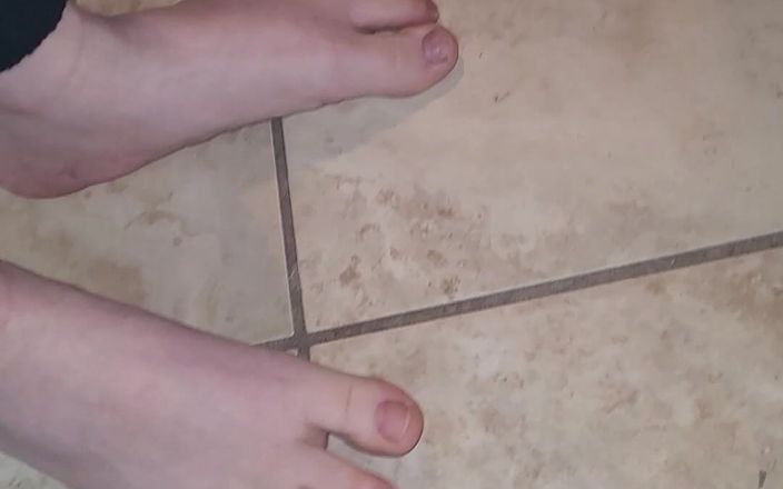 On cloud 69: Bàn chân trên sàn nhà bếp