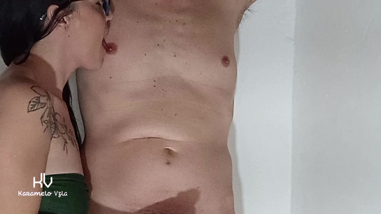KarameloVzla: Seconda Parte: Il Fratellastro Mi Insegna a Leccare I Capezzoli...