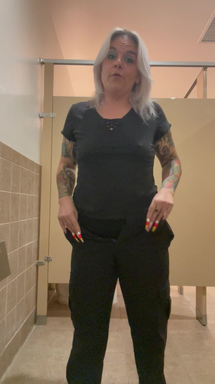 CherryBombBomb: Punându-mi Fundul Plug in la locul de muncă