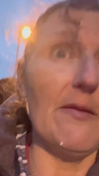 Quasi due volte con le mie tette fuori mentre camminava a casa