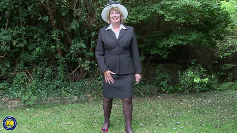 Mature Solo NL: Blauer vibrator an diesem reifen kitzler ist so perfekt