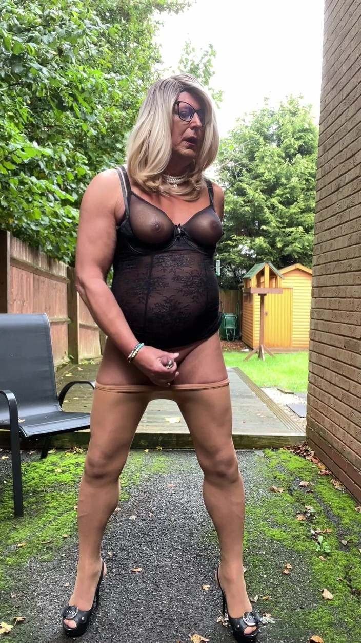 Kellycd2022: Si seksi crossdresser kellycd2022 dengan gaun renda hitam dan stoking...
