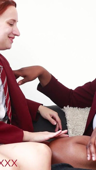 エボニーの学生オシュンと赤毛のヴィクトリアが互いにイかせる