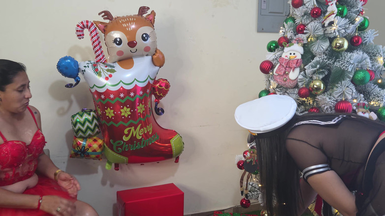 katha: 继父和他的两个美丽的继女玩快乐的圣诞三人行