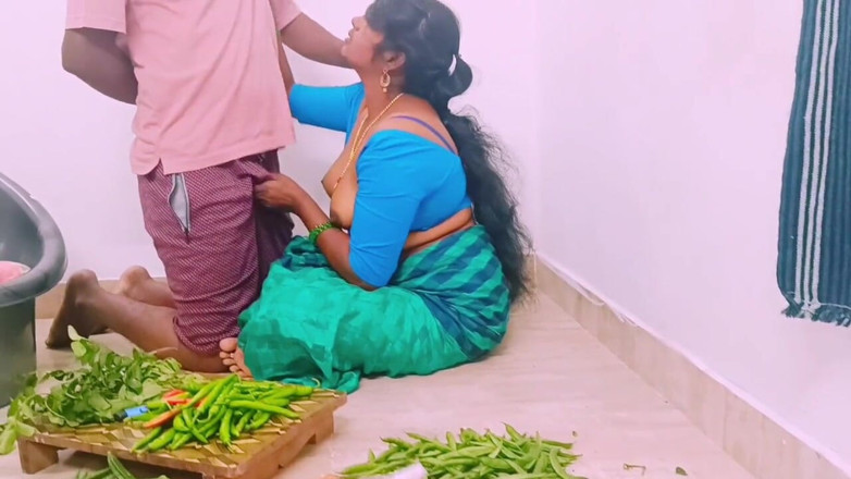 Telugu honey lips: Bhabiji maalesef Husbend'in küçük üvey erkek kardeşinin büyük yarağını sikiyor