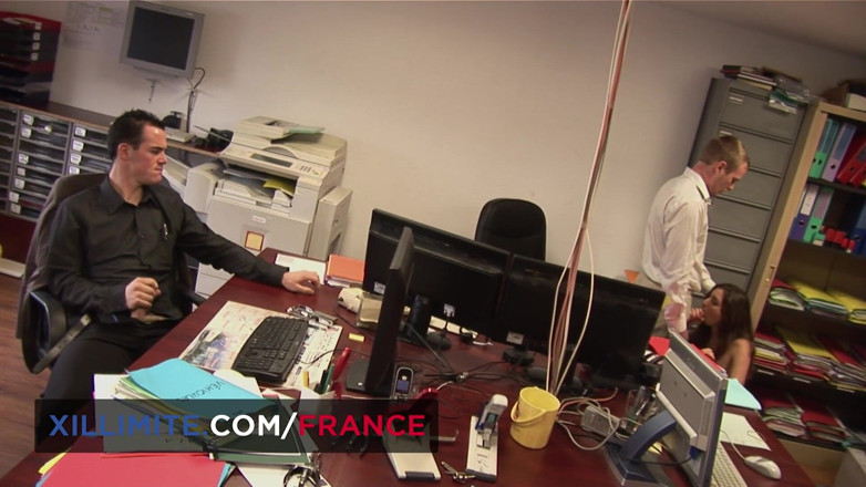Made In France: Trio in ufficio con capo sexy in lingerie