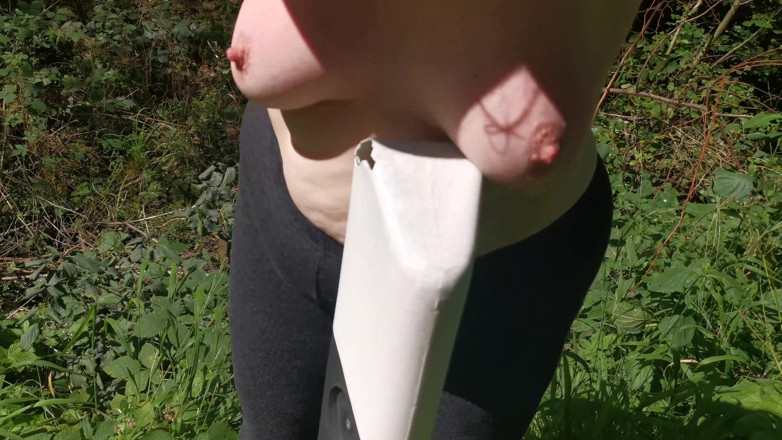 Bouncy Tits Action: Голі цицьки отримують ляпаса на вулицях