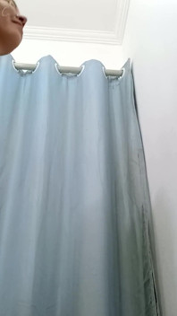 A chemat un străin la cabina de probă a magazinului.