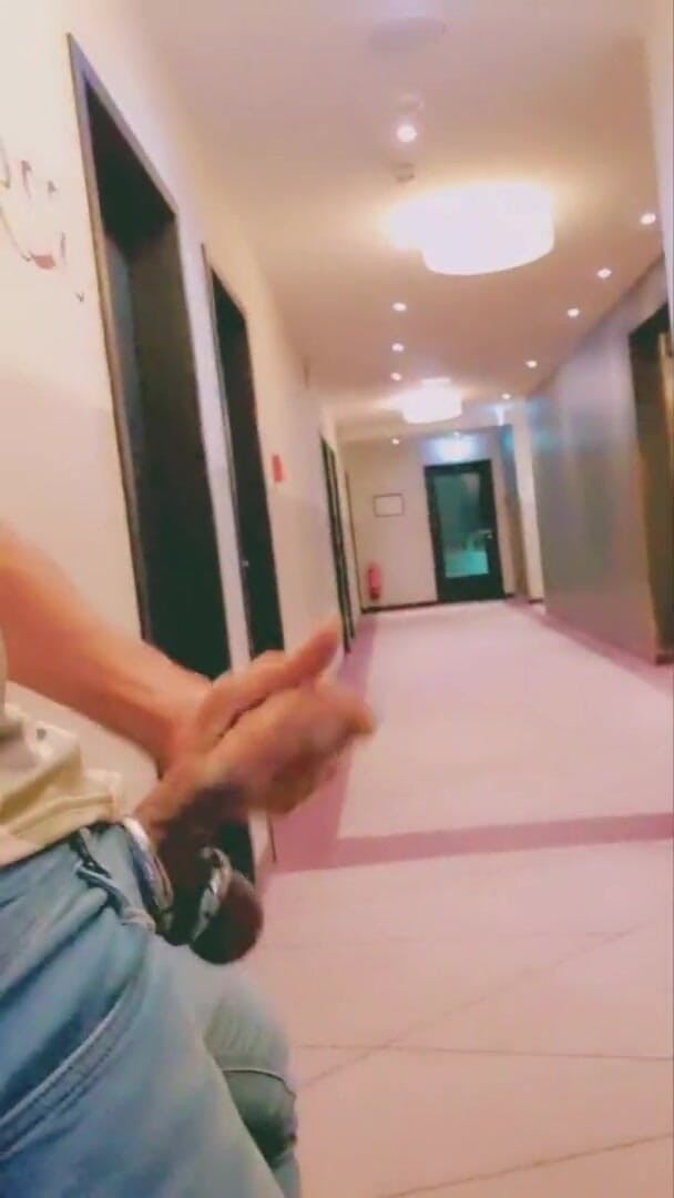 Slutboyben: Slutboyben Cam4 Exhibiționistă de podea la hotel