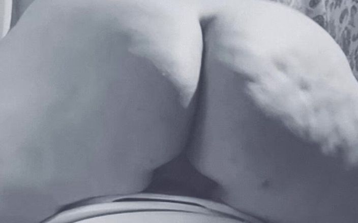 Riderqueen BBW Step Mom Latina Ebony: प्रशंसकों के लिए शौचालय में Riderqueen