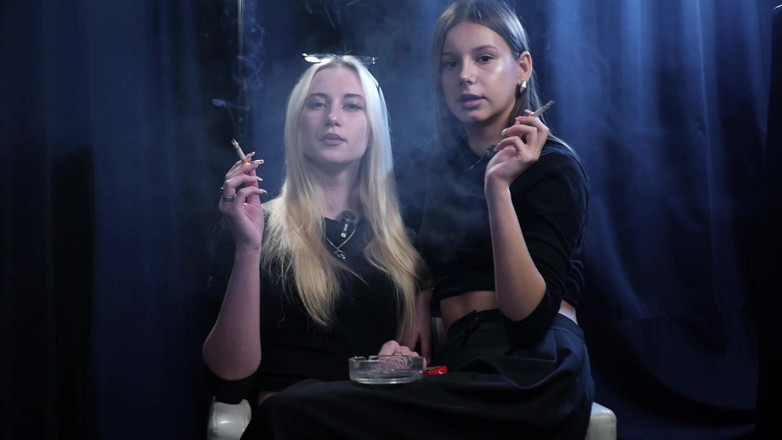Russian Smokers: दो महिलाएं सॉफ्ट ब्लू लाइटिंग के साथ डार्क स्टूडियो में एक साथ धूम्रपान कर रही हैं