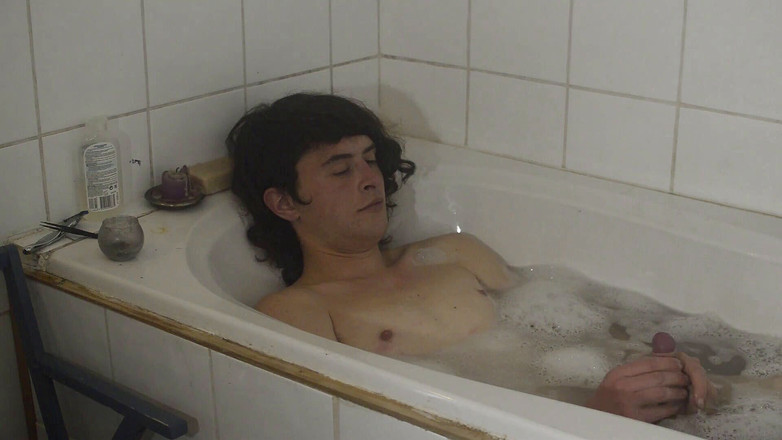 Sara B: Niebinarne kąpanie się, palenie i szarpanie