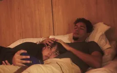 Ik ga alleen naar bed om een film te kijken en mijn stiefbroer komt het met mij bekijken