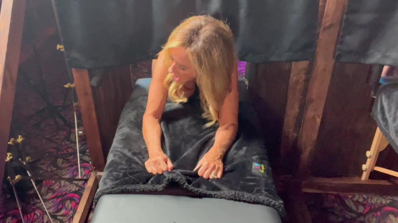 Island Boy Vids: Jodi West bezoekt een omgekeerd kijkgat