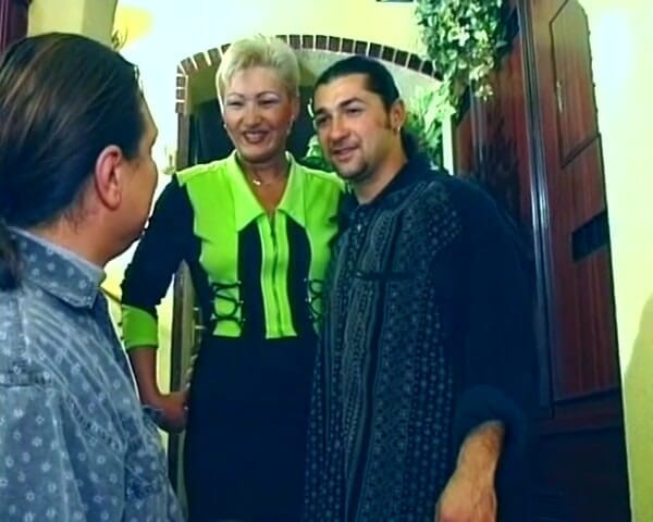 Deutsche Frauen: Blonda germană matură bea spermă după un futai sexy cu...