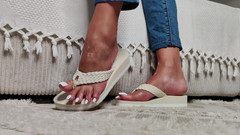 Goddess Lena: Kakiku di Slide Platform Beige