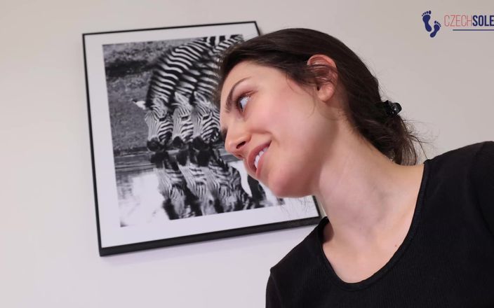 Czech Soles - foot fetish content: Właściciel i jego seksowna nastoletnia dzierżawca księżniczka stóp