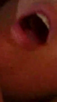 Une MILF blonde à forte poitrine chevauche et prend un facial