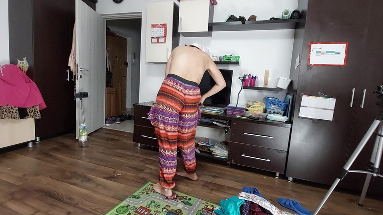 Amateur_MS: Sexy Manželka Dělá Domácí Práce Nahá. Sexy Chlupatá Latina, Velká...