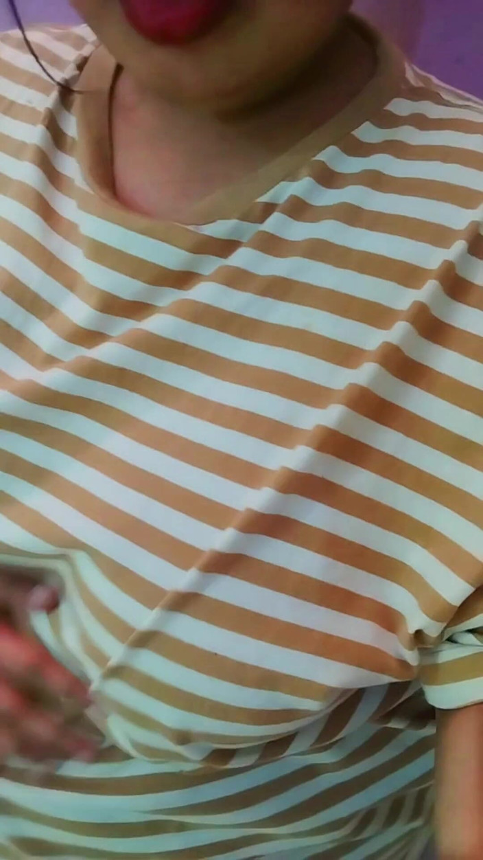 Aria Mia: Сексуальна дружина демонструє свої великі груди