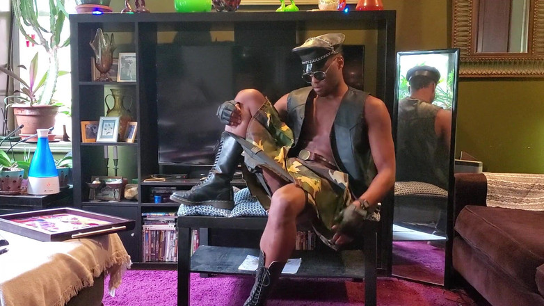 Kennie Jai: Kennie Jai s’exhibe dans un kilt avec une grosse bite...