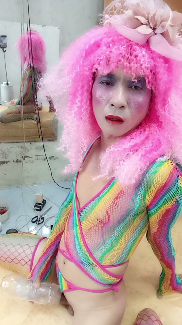 nguyen dang thien tri: Transgender Le nosí sexy oblečení a hraje poháry sexu