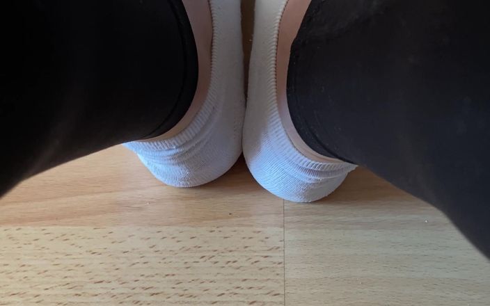 Feet: 白い靴下を履いて歩く