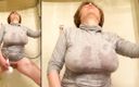 Marie Rocks, 60+ GILF: Gilf met grote borsten masturbeert in een grijs shirt