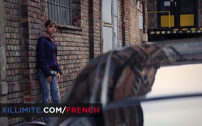 French girls at work: Duas belezas peitudas em ação