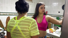 Joraul: Minha meia-irmã fode minha buceta com uma cenoura e me...