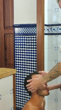 Baise-moi sur le comptoir de la cuisine