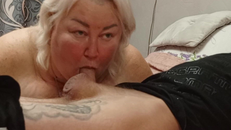 Zona901: Stiefmutter lutscht schwanz, um eine weitere ladung sperma zu bekommen