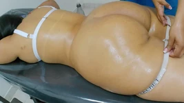 Vreemdgaande vrouw en haar minnaar passie-vonkende massages