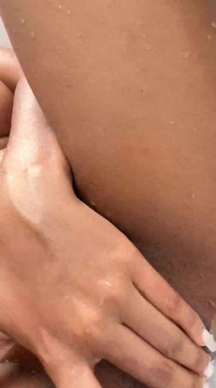 Mae Melody: 厚脸在浴缸 2