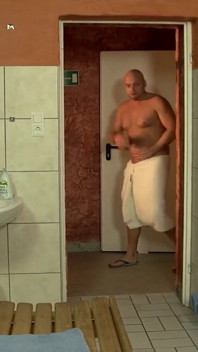 Une Bombasse Pulpeuse Reçoit Une Double Pénétration Dans Une Baise Torride Dans La Salle De Bain