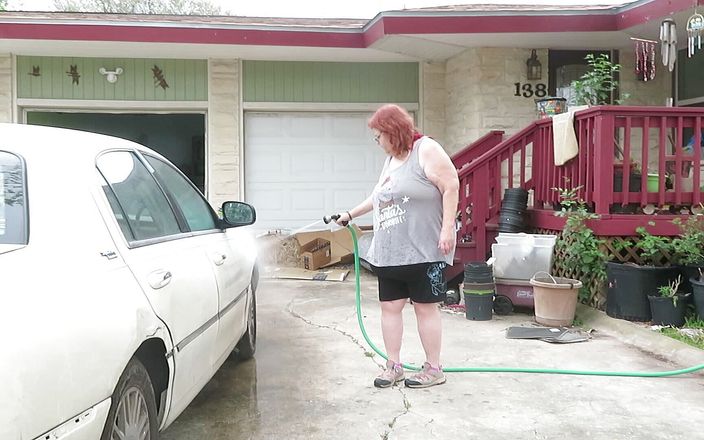 BBW nurse Vicki adventures with friends: Seksi olgun iri güzel kızıl saçlı hemşire Vicki arabasını yıkıyor!