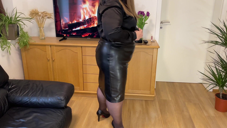 OurFetishLife: Stříkám na zadek své macechy, protože můj nevlastní otec to...