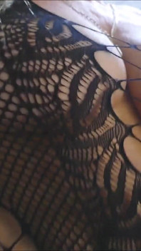 Cewek ini lagi asik orgasme pakai dildo kaca sambil pakai bodystocking di kamar mandi