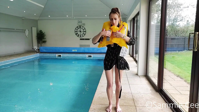 Sammie Cee: Examen de la camisole de sauvetage dans la piscine