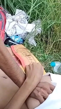 Awek desi kampung India dibawa ke hutan dan dikongkek