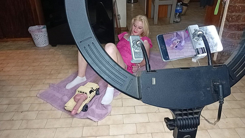 18blondteen: Chica universitaria follada por el coño con rc coche